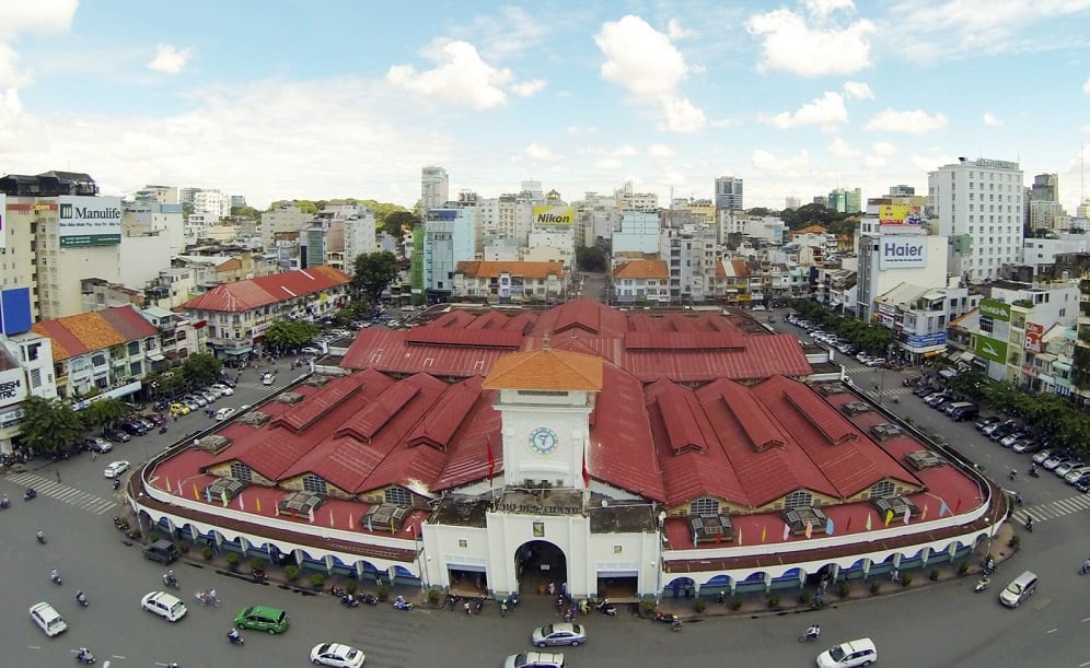 The main entrance of the market Ben Thanh